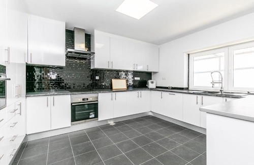 Mafra Apartment | Discover Pátio Português: 10/10 Stay with Pool & Kitchen