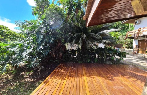 Praia da Enseada House | Beachfront Getaway - pé na Areia at Praia da Enseada