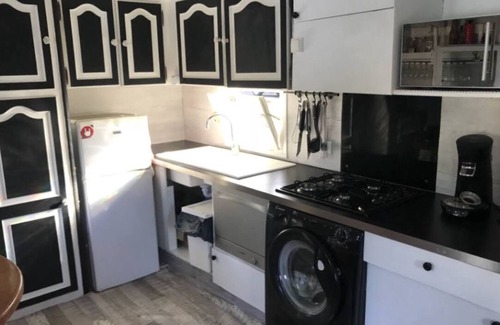Castelsarrasin Boat Rental | Cozy Houseboat with Terrace Near Moissac Cloister