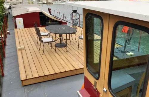 Beaucaire Bed & Breakfast | Exceptional Stay at Péniche Chopine with Delightful Dining