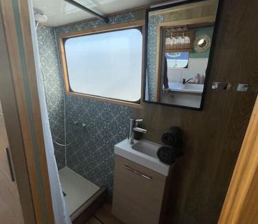 Valence Boat Rental | Discover Péniche Cocoun: Pet-Friendly & Family Welcoming