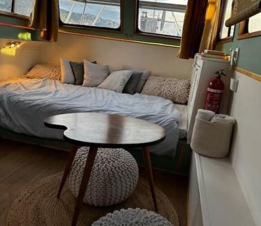 Valence Boat Rental | Discover Péniche Cocoun: Pet-Friendly & Family Welcoming