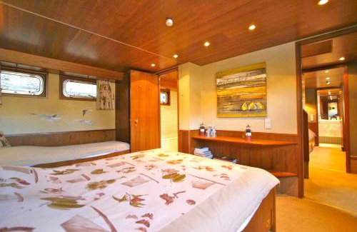 Namur Boat Rental | Unique Experience on Péniche d'hôtes MS Elisabeth
