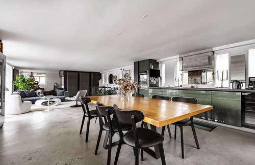 Saint-Germain-l'Auxerrois Boat Rental | Elegant Péniche Luxe with Eiffel View and Spa Amenities