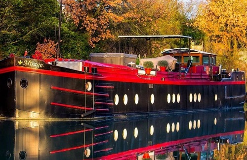Villalbe House | Unforgettable Stay at Péniche Mirage: 10/10 Guest Rated