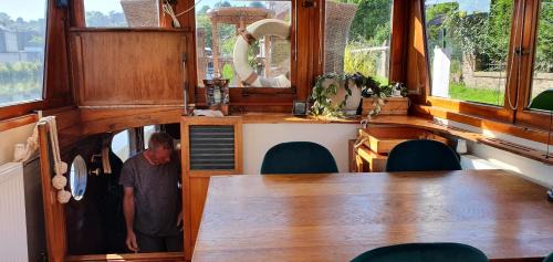 Thuin Boat Rental | Guest Rated 10/10: Péniche Sir Lancelot - Pet Friendly Escape