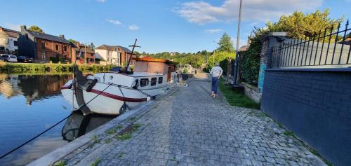 Thuin Boat Rental | Guest Rated 10/10: Péniche Sir Lancelot - Pet Friendly Escape