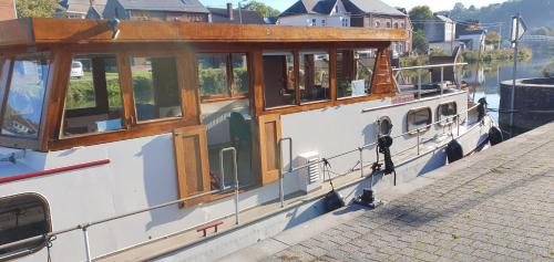 Thuin Boat Rental | Guest Rated 10/10: Péniche Sir Lancelot - Pet Friendly Escape