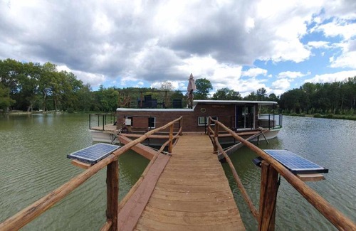 Campsegret Boat Rental | Péniche sur un lac