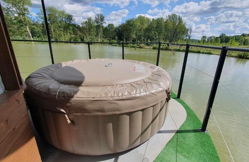 Campsegret Boat Rental | Péniche sur un lac