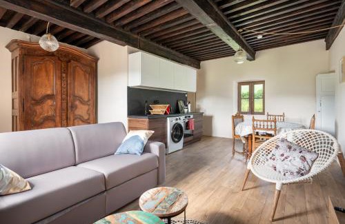 Poule-les-Echarmeaux Apartment | Scenic Pépoule Apartments with Mountain Views in Beaujolais