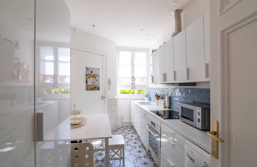 Quartier de l'Ecole-Militaire Apartment | Elegant Pérignon's Palazzo: Family-Friendly and Accessible
