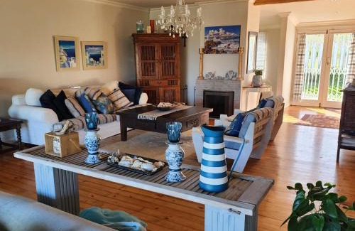 Gansbaai House | Charming Pêrel of Perlemoenbaai - Child Friendly Retreat