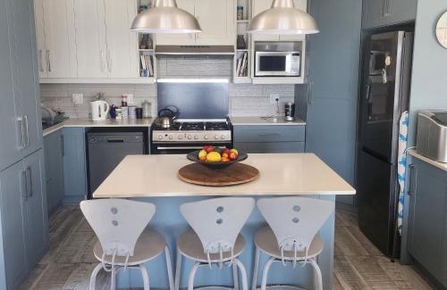 Gansbaai House | Charming Pêrel of Perlemoenbaai - Child Friendly Retreat