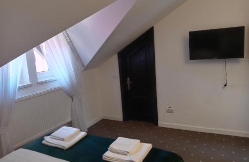 Campulung Moldovenesc Hotel | Eco-Friendly Retreat at Păunașul Codrilor: Rated 9/10