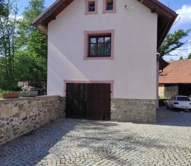 Mirkov House | Delightful Farm Stay with Pet and Child-Friendly Options
