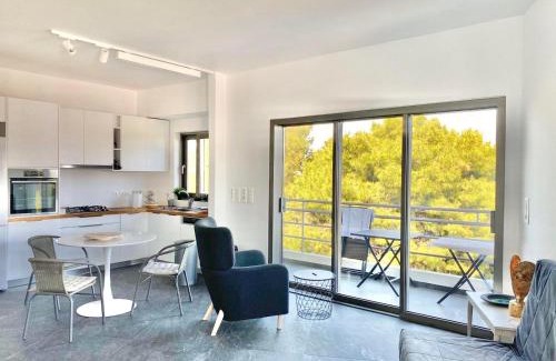 Xylokastron Apartment | Family-Friendly Getaway at P C Side NEST