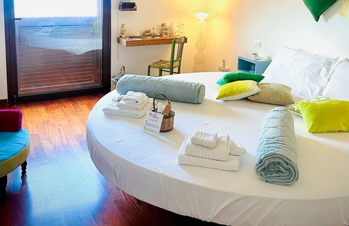 Enna Bed & Breakfast | Exceptional P&G Design: Spa, Kitchen & Family-Friendly Comfort