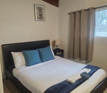 Jasper Place House | P&N Suites - Queen Room- DUBAI