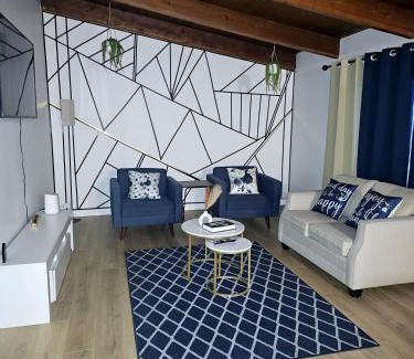Jasper Place House | P&N Suites - Queen Room- DUBAI