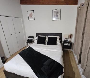 Jasper Place House | P&N Suites - Queen Room- DUBAI