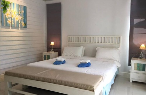 Ko Phi Phi Hotel | P.P. Blue Sky Resort: Family-Friendly with Breakfast Included