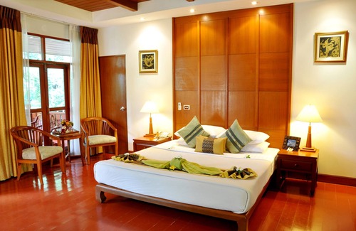 Ko Phi Phi Resort | Relax at P. P. Erawan Palms Resort with Pool & Restaurant