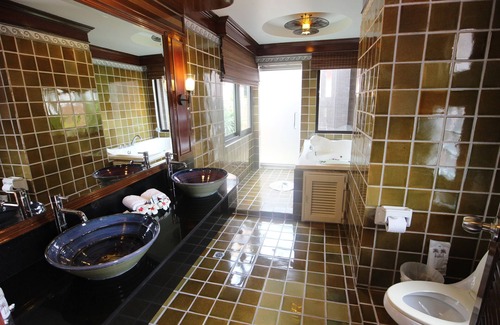 Ko Phi Phi Resort | Relax at P.P. Palmtree Resort with Pool and Spa Amenities