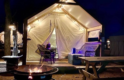 Prairie Lea Cabin | Explore Son's Blue River Camp - Cozy Glamping Cabin Retreat