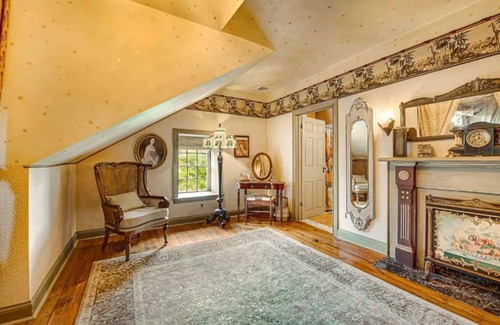 Elizabethtown House | Romantic P.T. Barnum Suite at Moonstone Manor B&B
