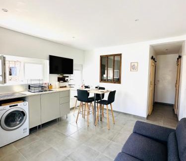 Le Grau-dʼAgde Apartment | Cozy Oceanfront Retreat: P’tit bonheur with Family-Friendly Amenities