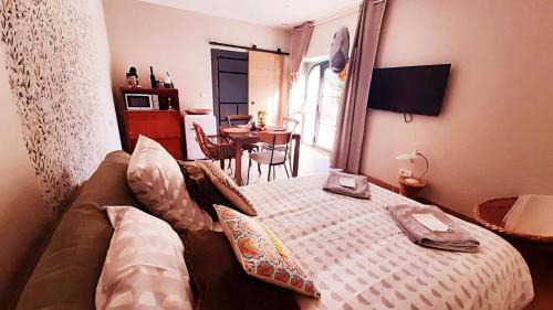 Degagnac Bed & Breakfast | Idyllic Retreat in the Heart of Lot with Ocean Views