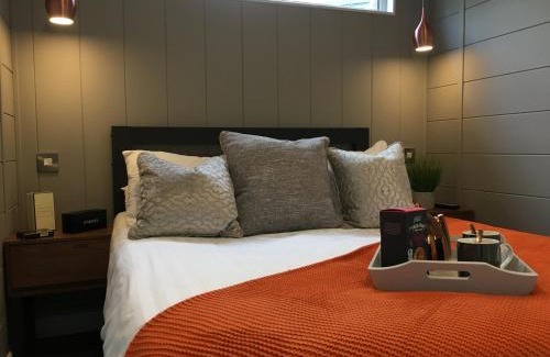 Bethesda House | Relaxing Studio Pod with Hot Tub - Guest Rated 9/10