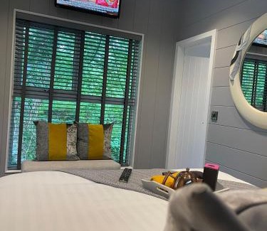 Bethesda House | Welcoming P56 Studio Pod with Private Hot Tub