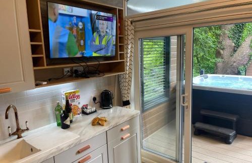 Bethesda House | Cozy Riverside Family Pod with Hot Tub - Top Rated Stay