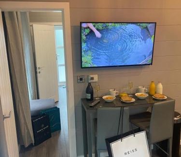 Bethesda House | Pet-Friendly Studio Pod with Hot Tub & 9/10 Guest Rating