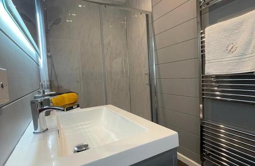 Bethesda House | Cozy Studio Pod Retreat with Private Hot Tub