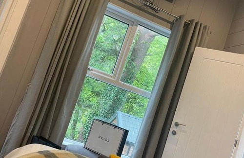 Bethesda House | Cozy Studio Pod Retreat with Private Hot Tub