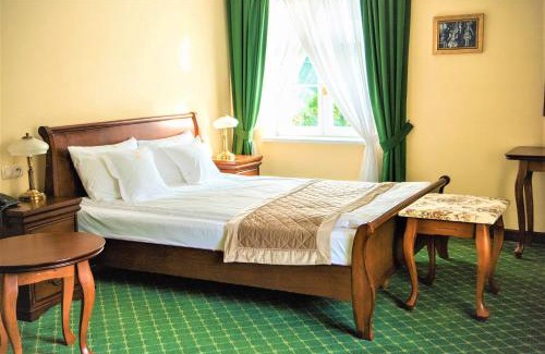 gmina Łeczyce Bed & Breakfast | Discover Pałac Godętowo: Oceanfront Retreat with Unique Amenities