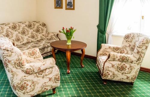 gmina Łeczyce Bed & Breakfast | Discover Pałac Godętowo: Oceanfront Retreat with Unique Amenities