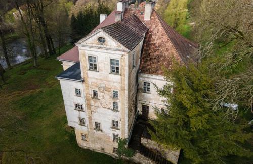 Gryfow Slaski House | Pet-Friendly Retreat at Pałac Rząsiny: 4-Star Excellence
