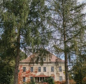 Gryfow Slaski House | Pet-Friendly Retreat at Pałac Rząsiny: 4-Star Excellence