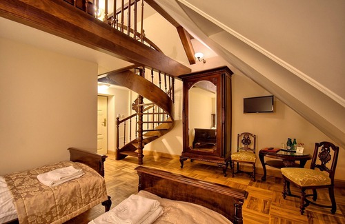 Tlokinia Koscielna Hotel | Elegant Pałac Tłokinia: 4-Star Family-Friendly Retreat