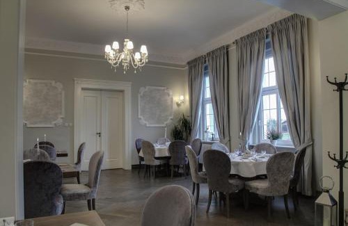 gmina Jerzmanowa Bed & Breakfast | Discover Pałac w Bądzowie: Oceanfront Retreat Awaits