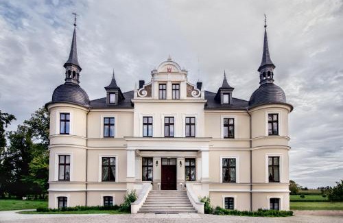 Kozmin Wielkopolski Bed & Breakfast | Pet-Friendly Retreat at Pałac w Orli with Dining Options