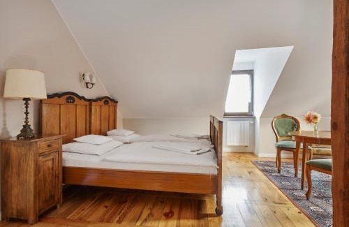 Kozmin Wielkopolski Bed & Breakfast | Pet-Friendly Retreat at Pałac w Orli with Dining Options