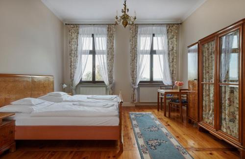 Kozmin Wielkopolski Bed & Breakfast | Pet-Friendly Retreat at Pałac w Orli with Dining Options