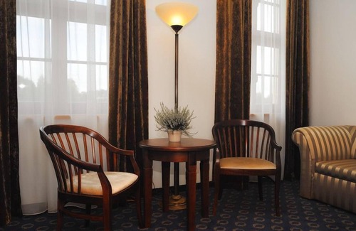Ryman Hotel | Enchanting Pałac w Rymaniu: Spa, Pool & Family-Friendly