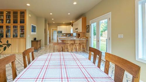 Port Angeles House | Family-Friendly Getaway at PA Harts-Desire Hotel