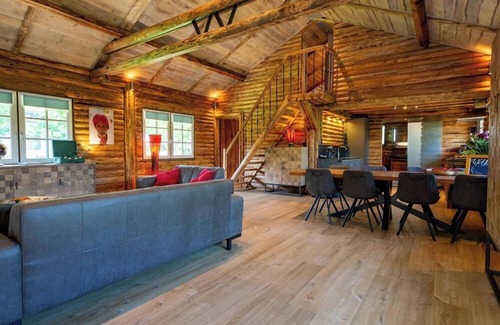 Baarle-Nassau Resort | Family-Friendly Paalchalet 723 with Pool and Spa Amenities